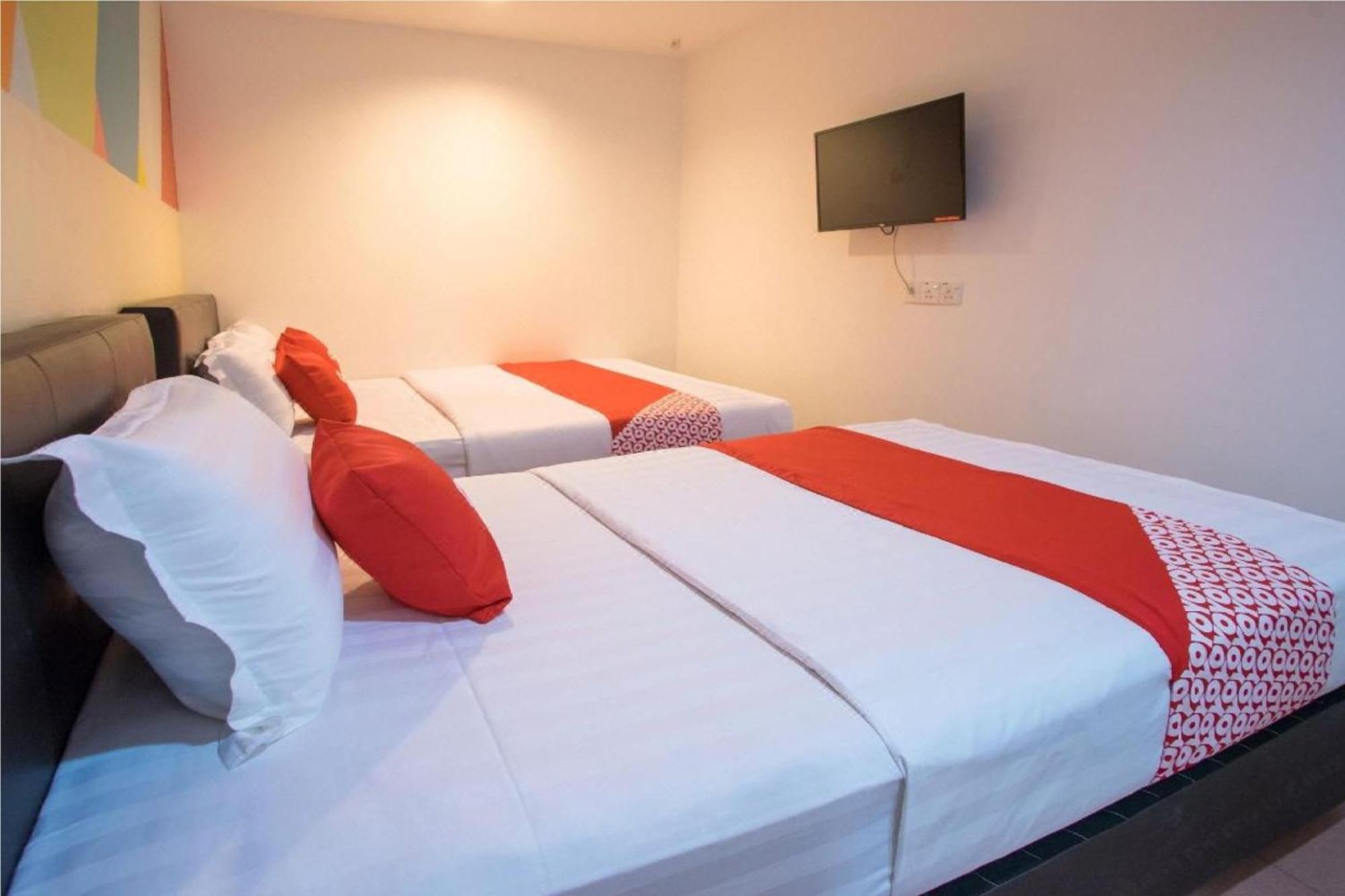 Oyo 90281 Taj Seksyen 13 Hotel 2*